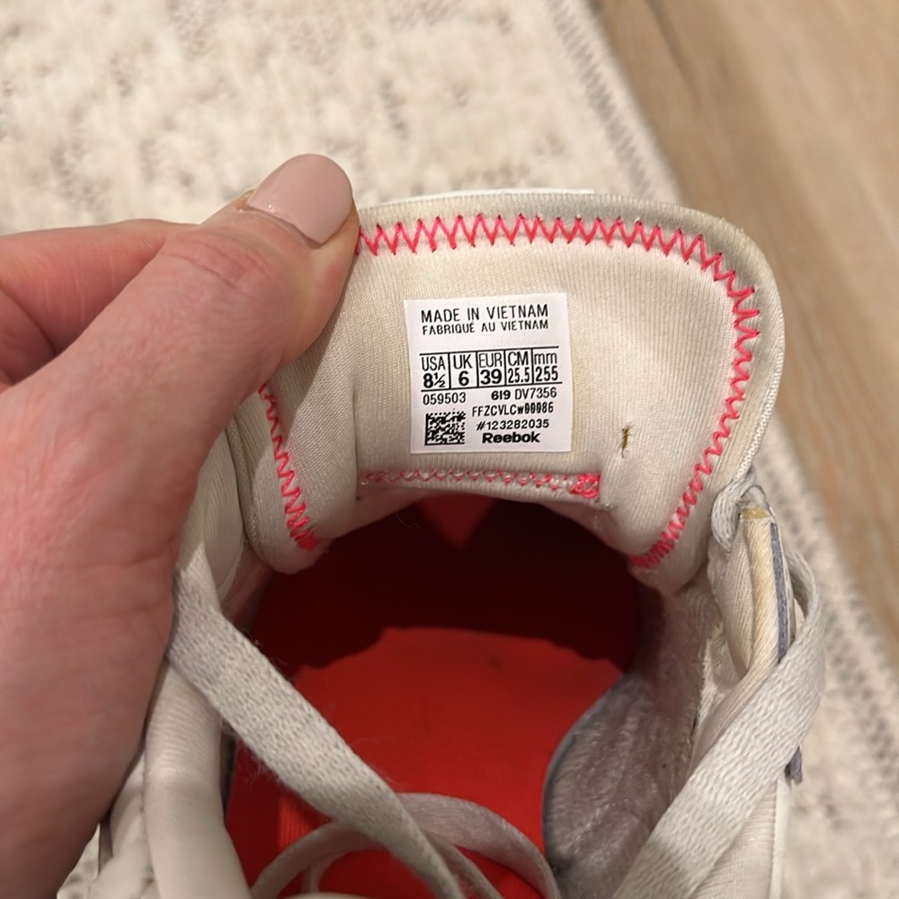 Reebok Women’s Classic White leather 8.5 sneakers - Picture 6 of 7